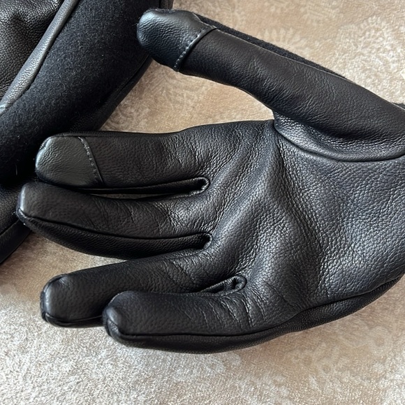 Brand New UGG Mens Wool & Genuine Leather Touchscreen Tech Gloves Faux Fur Lined - Picture 7 of 13